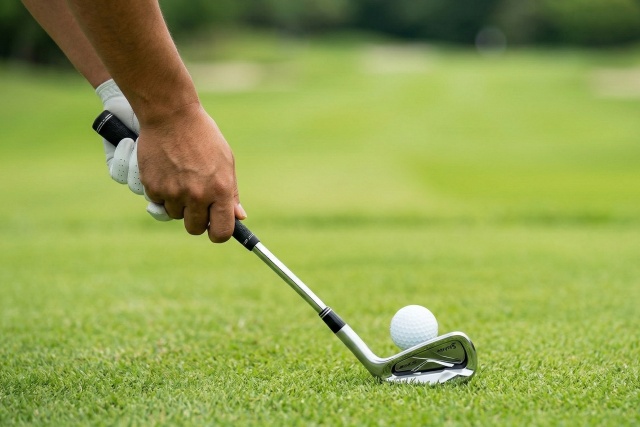 視覚的なプレッシャーを与えるシャープなヘッド形状