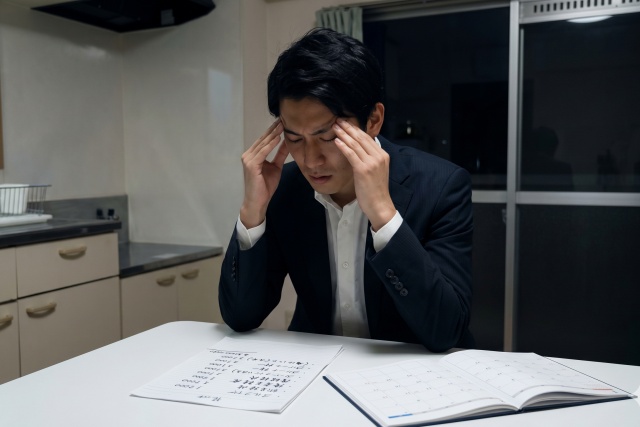 金銭的な自腹と休日返上が苦痛に感じる主な理由