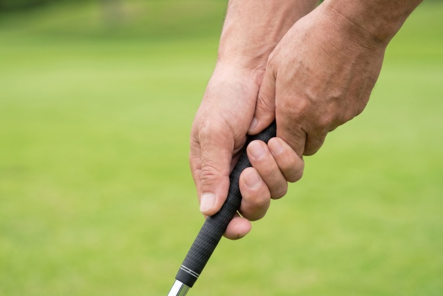 スイングフォームを整えて左右のブレを抑える